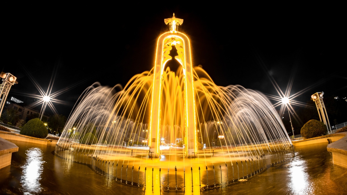 凤城银川有很多关于凤凰的雕塑碑楼,其中最著名的就是银川凤凰碑,同样