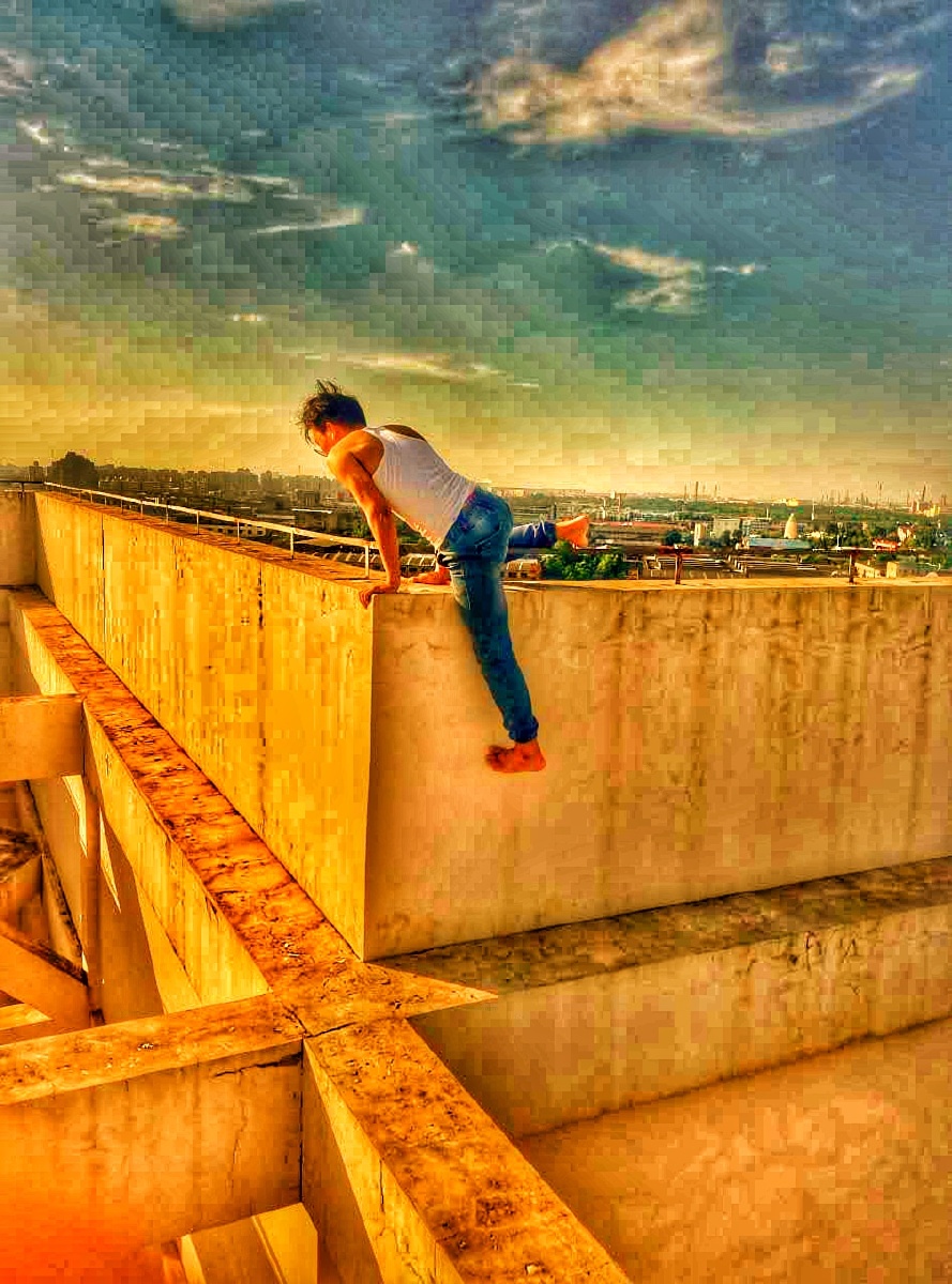 夕阳下的跑酷少年