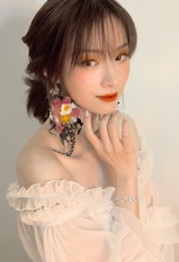 她安静的样子很美