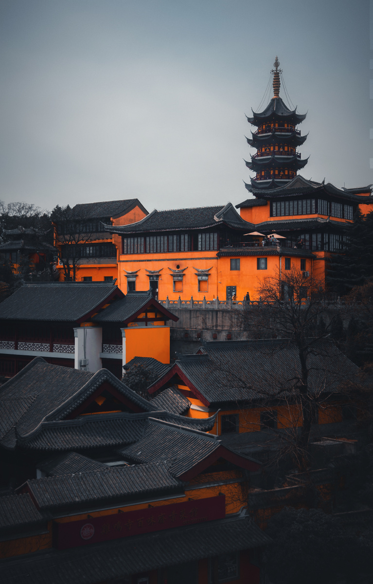 黑色的瓦黄色的墙南京鸡鸣寺