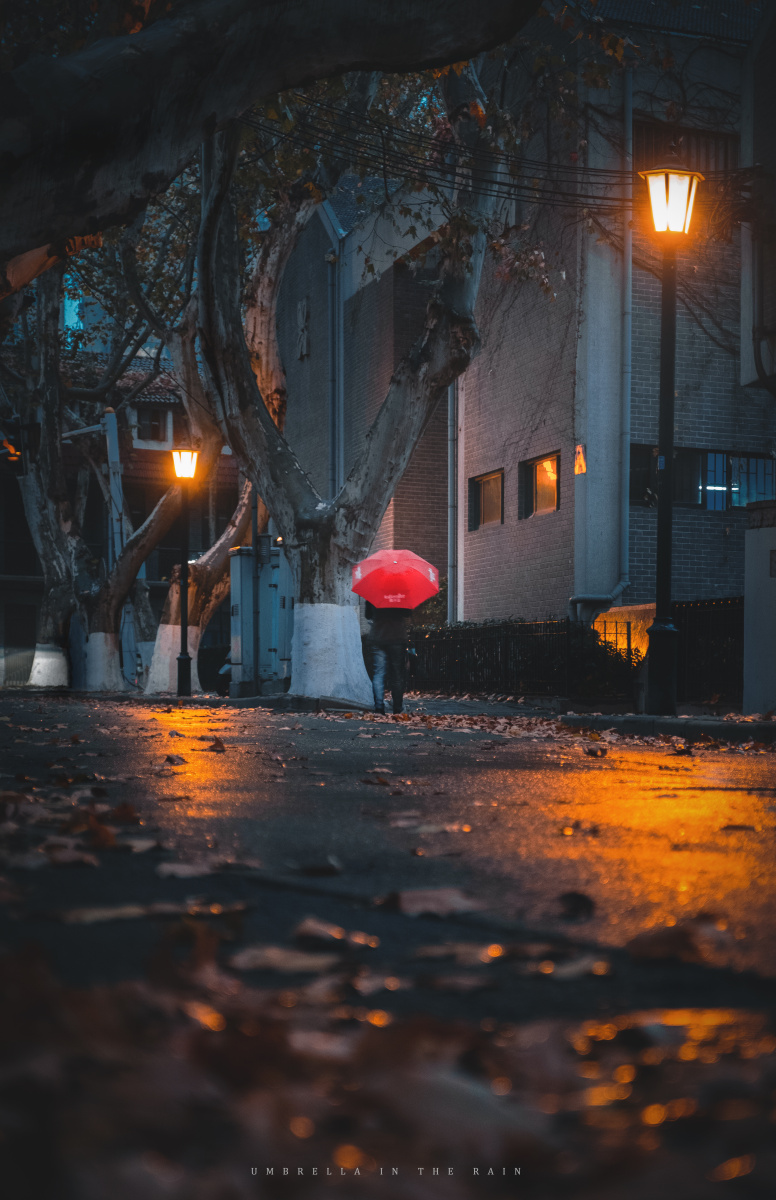 下雨的街头 - 蓝色压路机 - 图虫