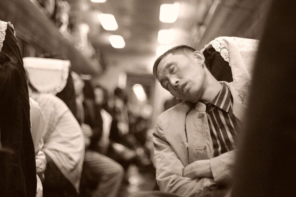 凌晨的车厢<br />
写生路上 火车上这老头睡得很舒服 我们一群人几乎玩了个通宵