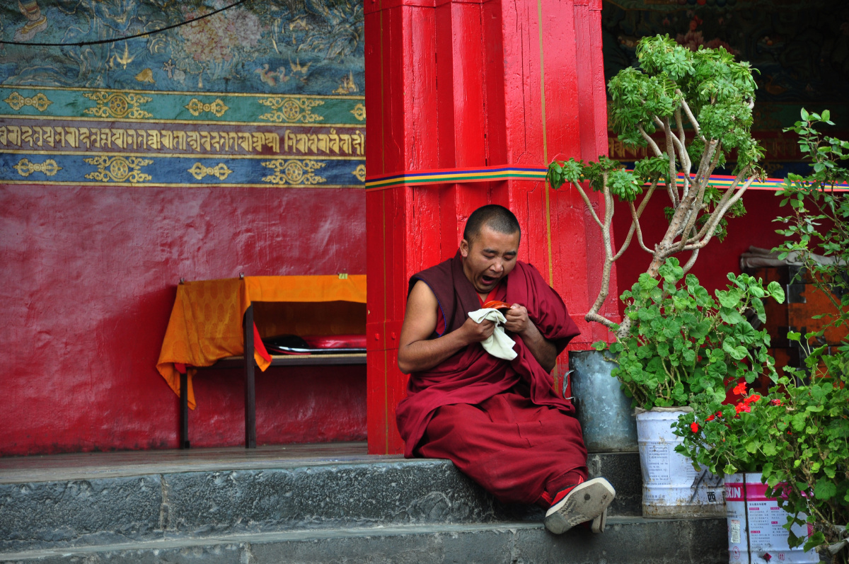 寺庙里打哈欠的僧人