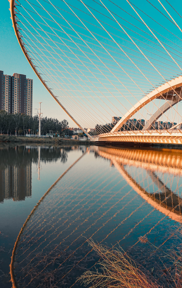 今天起的比较早来到银川凤凰桥试图拍好玩的照片