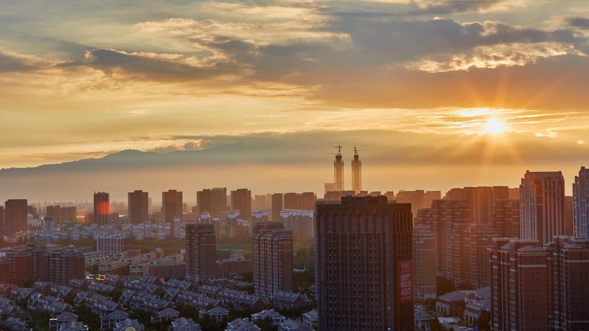 拍摄于宁夏银川.雨后的落日霞光灿烂,把城市装扮的金光耀眼!