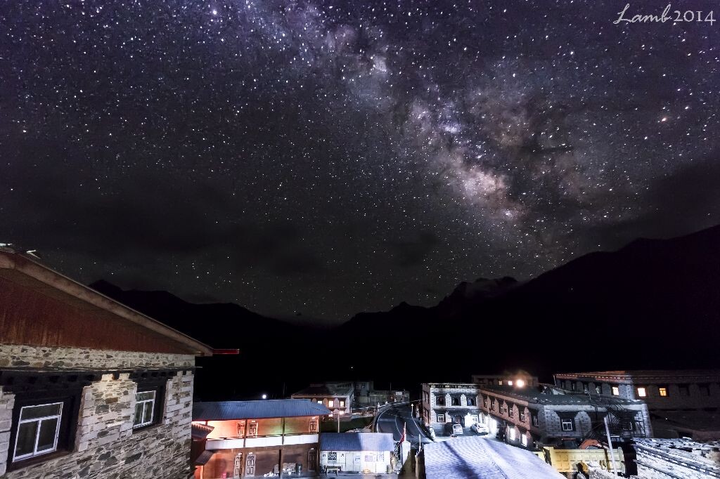 寂静的亚丁村   只有繁星陪伴着银河   坠落在这山谷