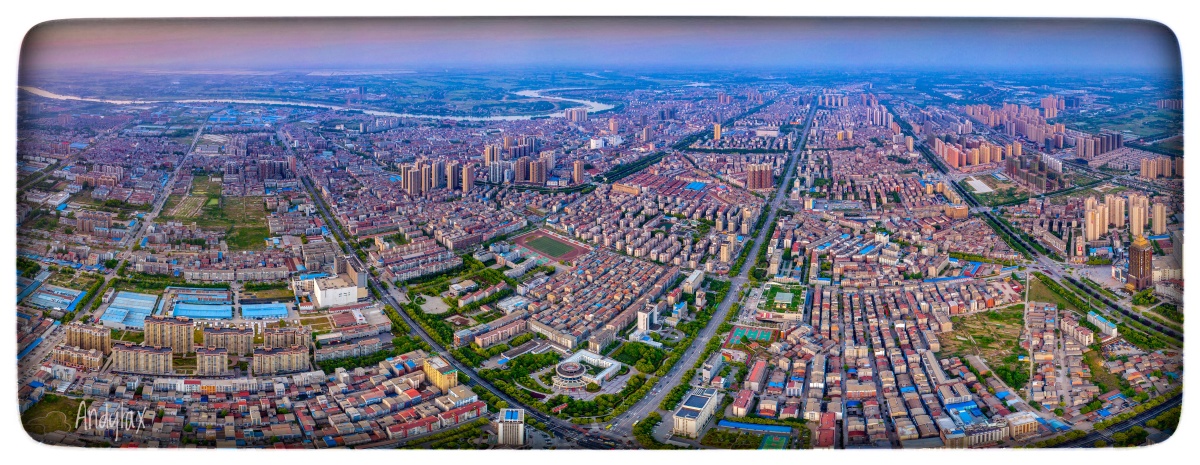 500米高空下,基本整个主城区尽收眼底,这座小城有个美丽的名字--仙桃