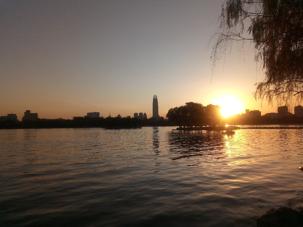 一泓湖水，一抹夕阳