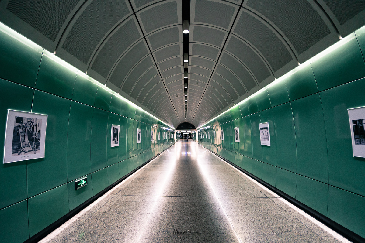 未来与复古感皆具的地铁站过道,广州