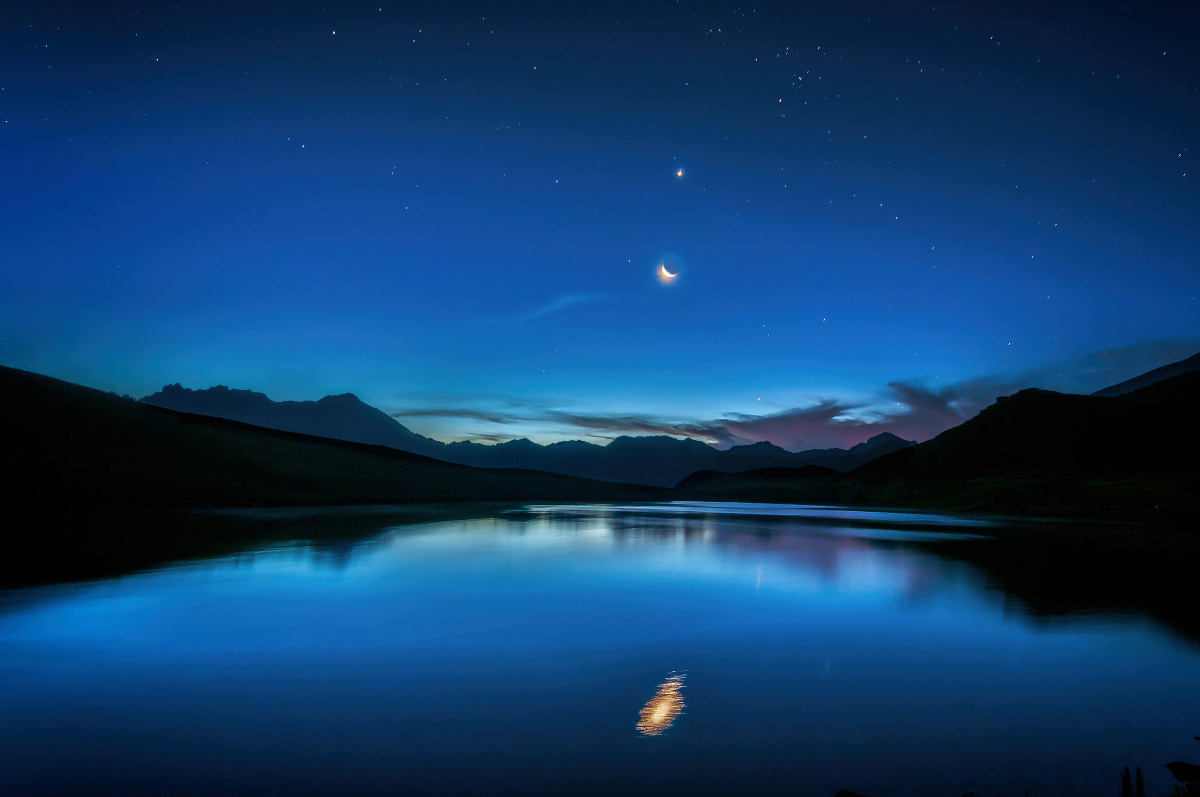 天上弯弯钩月,水中阵阵暗香