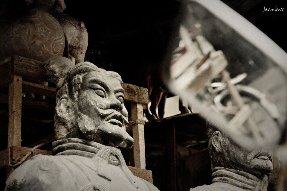 历史的后视镜<br />
拍摄于东台路古玩街 一个渐渐被历史遗忘的角落。后期用PS把照片风格做旧了一些，还加了暗角。