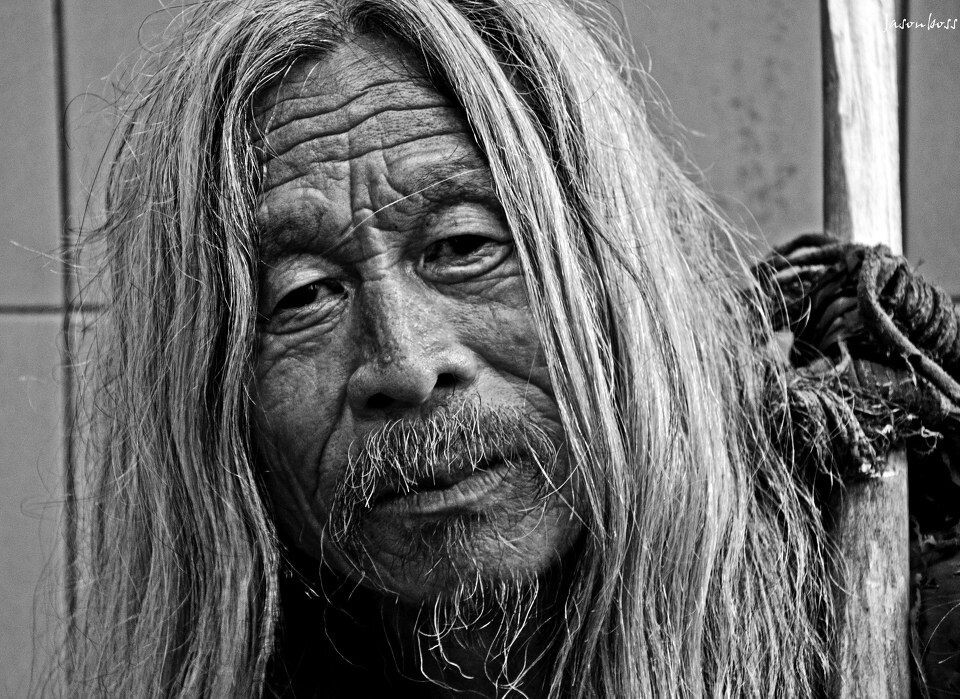 地铁卖艺的老人<br />
