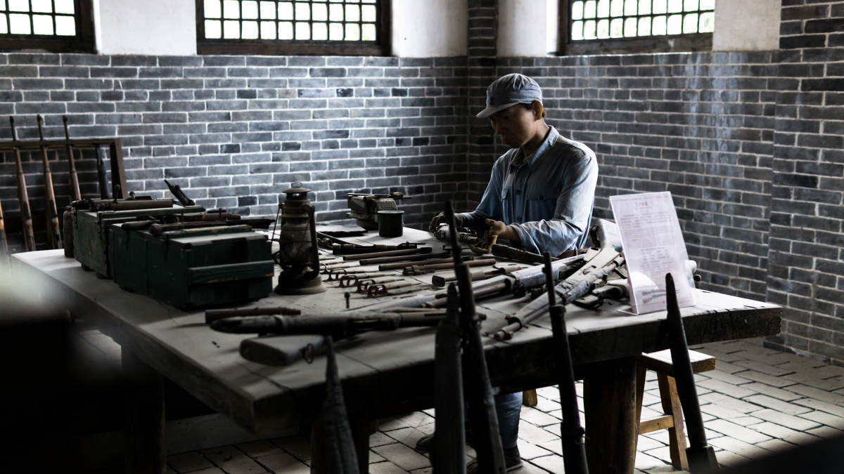 革命老区中,用蜡像还原了当时的兵工厂一角.