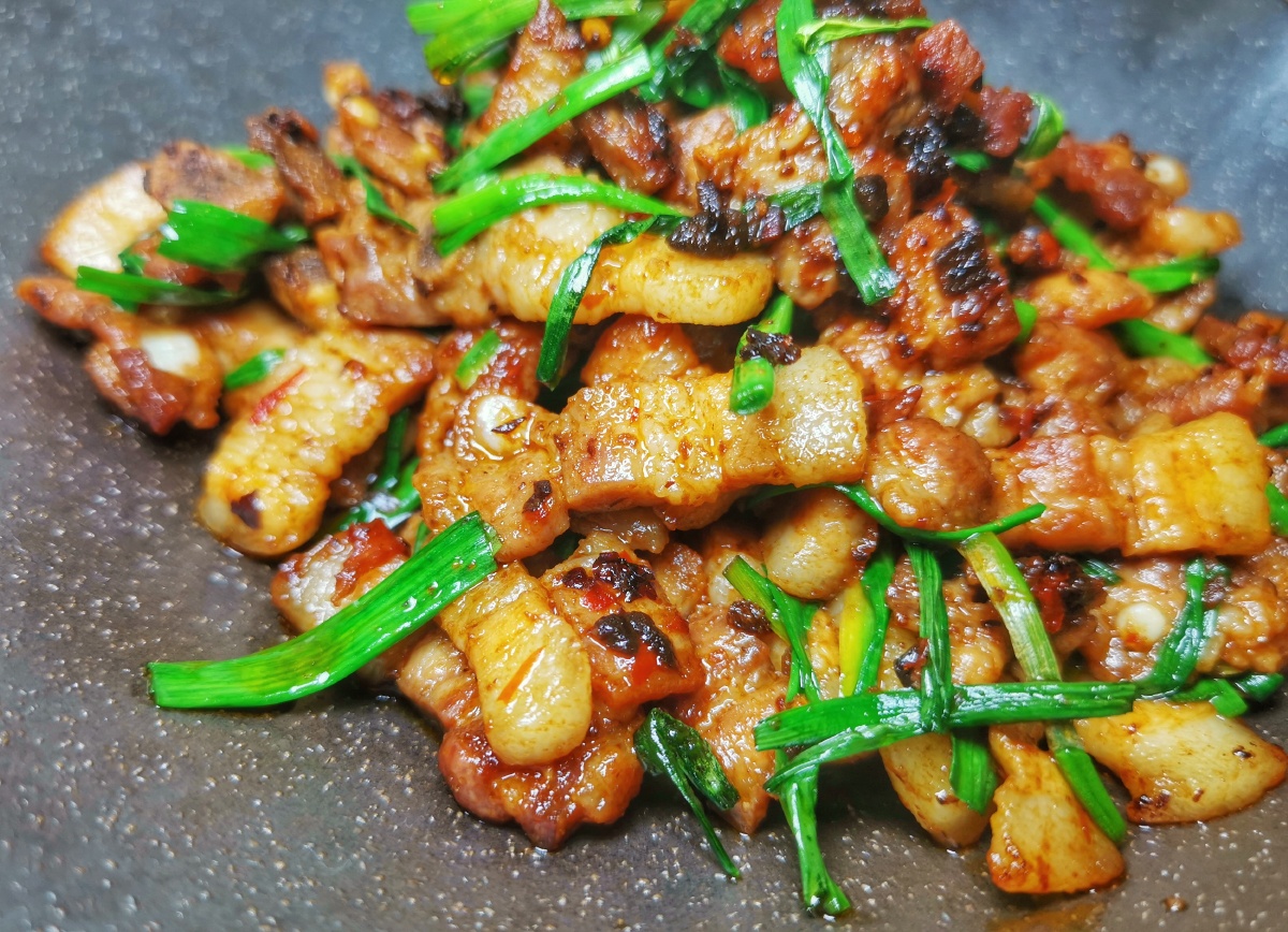 炒盐煎肉口诀生爆盐煎水气煸干放点豆瓣撒上蒜苗起锅开拈