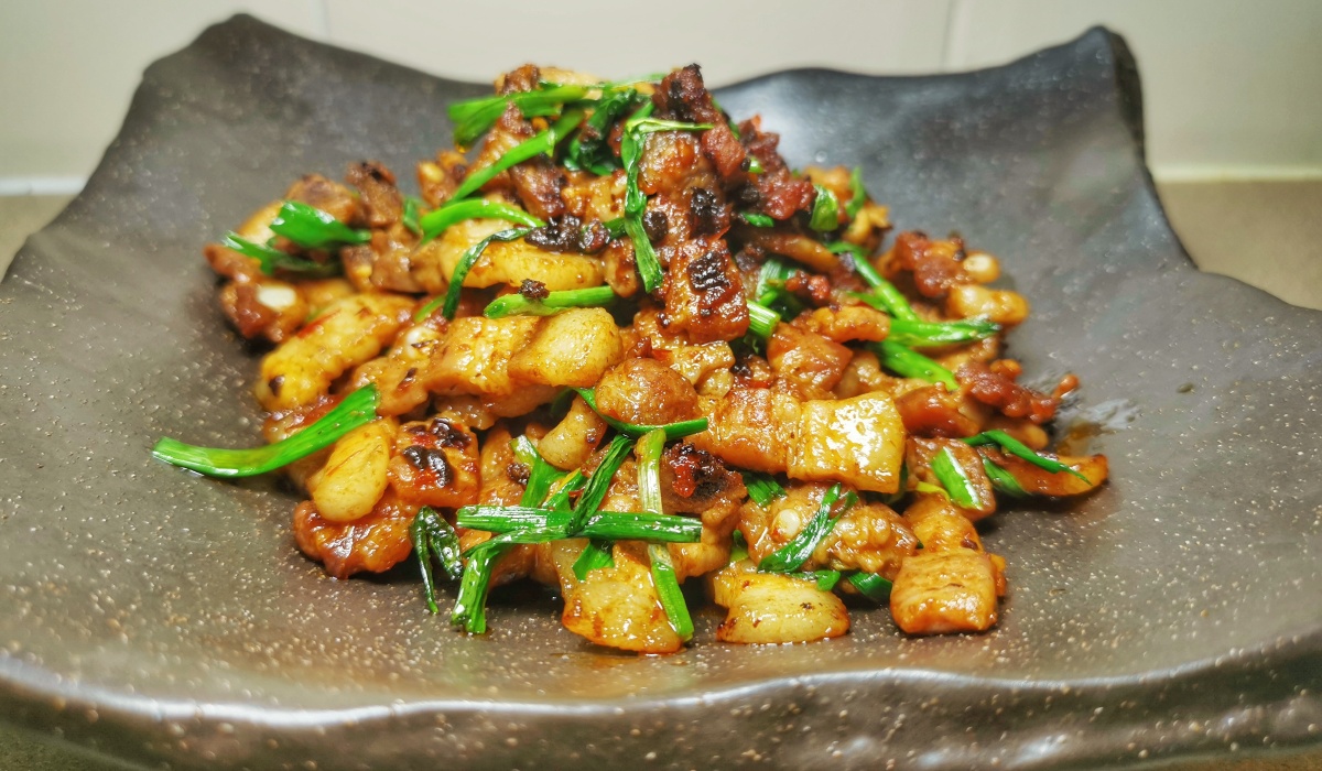 炒盐煎肉口诀生爆盐煎水气煸干放点豆瓣撒上蒜苗起锅开拈