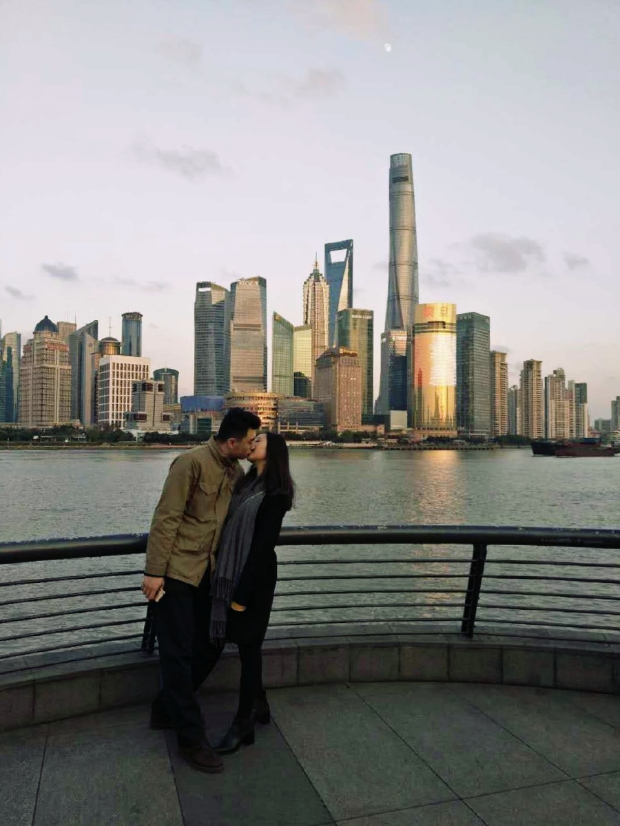 上海外滩历来是甜甜蜜蜜的爱情滩涂,至今都经常能拍到一些