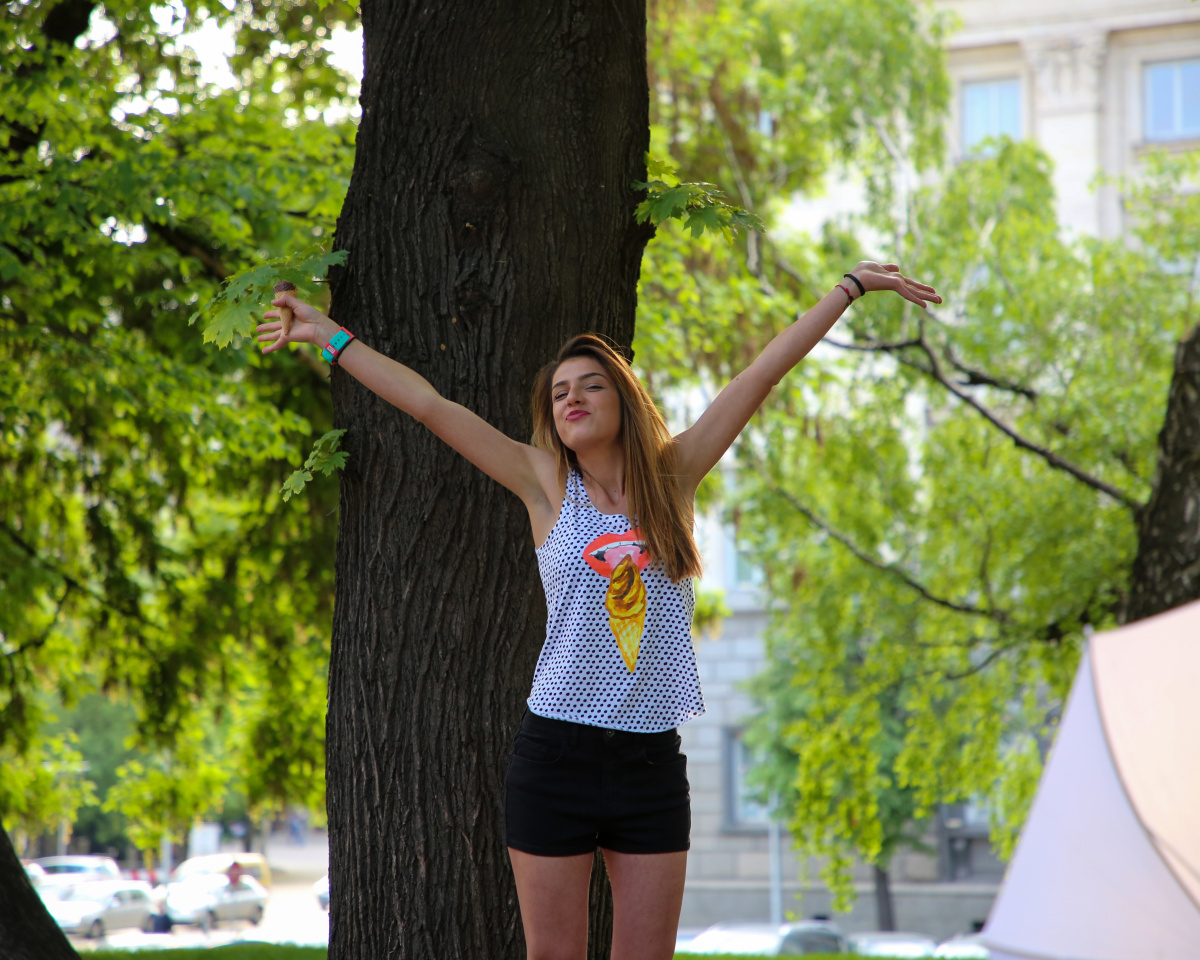 拍广告的保加利亚女孩