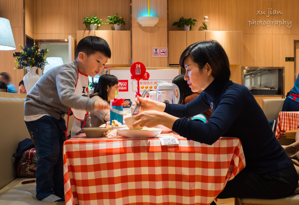 正在用餐的母子