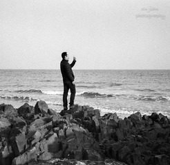 03-4Ikon+Rollei 402.8HFT黑白海边玩沙的小童-115978-3