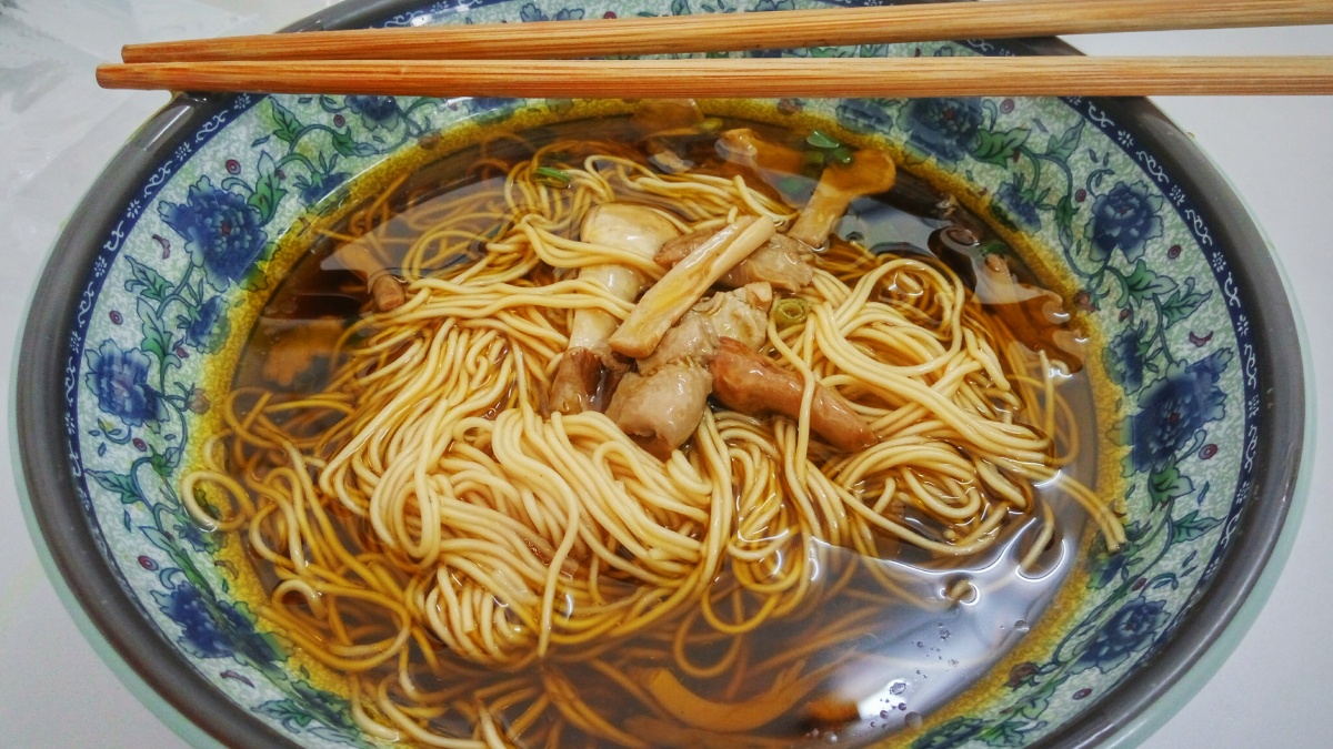 吃一碗蕈油面,想起小时候在树林里偶得的野生蘑菇,用野生蘑菇做一碗打