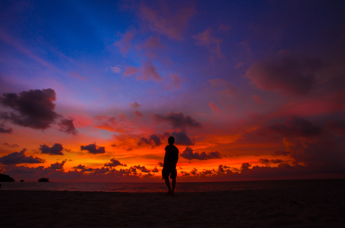 泰国nai yang beach的落日,剪影让这晚霞似乎有了故事.