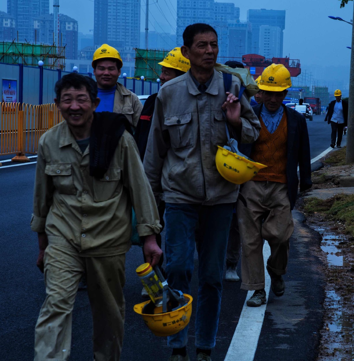 工人结伴下班