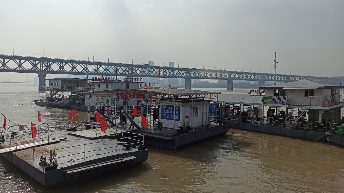武昌汉阳门码头,从这里可以乘轮渡过江去汉阳南岸嘴,汉口汉正街集家嘴