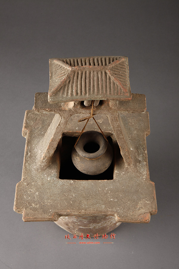 时代:汉代 收藏单位:陕西历史博物馆 井栏为井字形,四边各出两头,中间