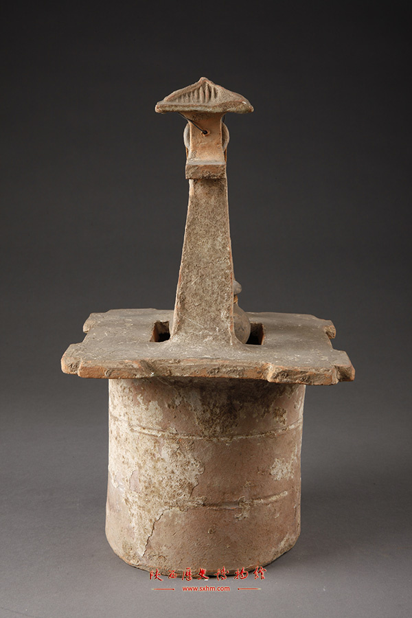 时代:汉代 收藏单位:陕西历史博物馆 井栏为井字形