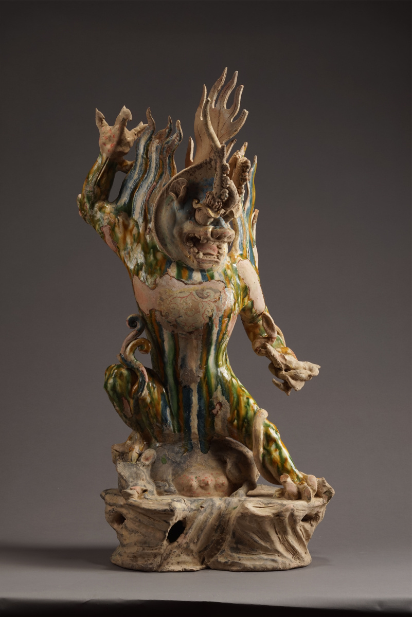 年代:唐 收藏单位:陕西华厦古代艺术博物馆 镇墓兽始现于战国,北魏