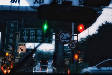 261129