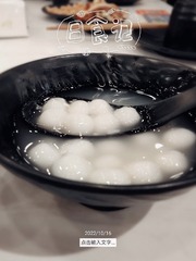 1558929