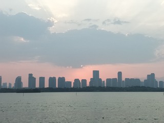 1605941