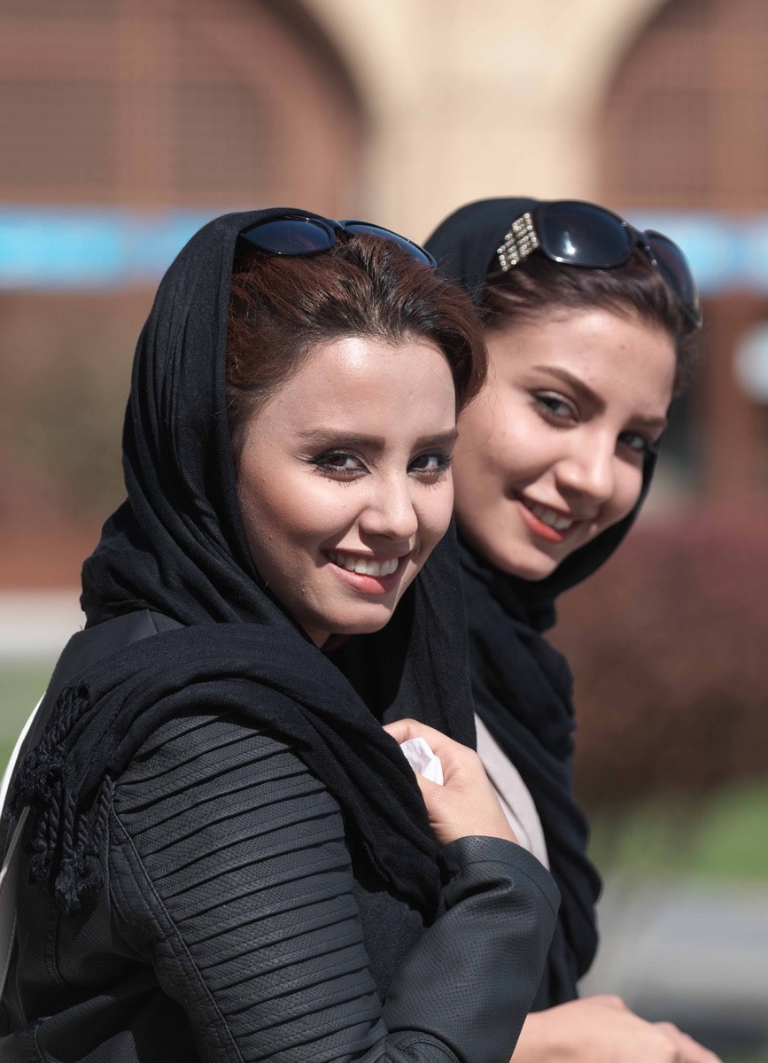 阳光灿烂的伊朗美女.一头巾掩不住彩艳的饰品,黑袍盖不住奔放的心.