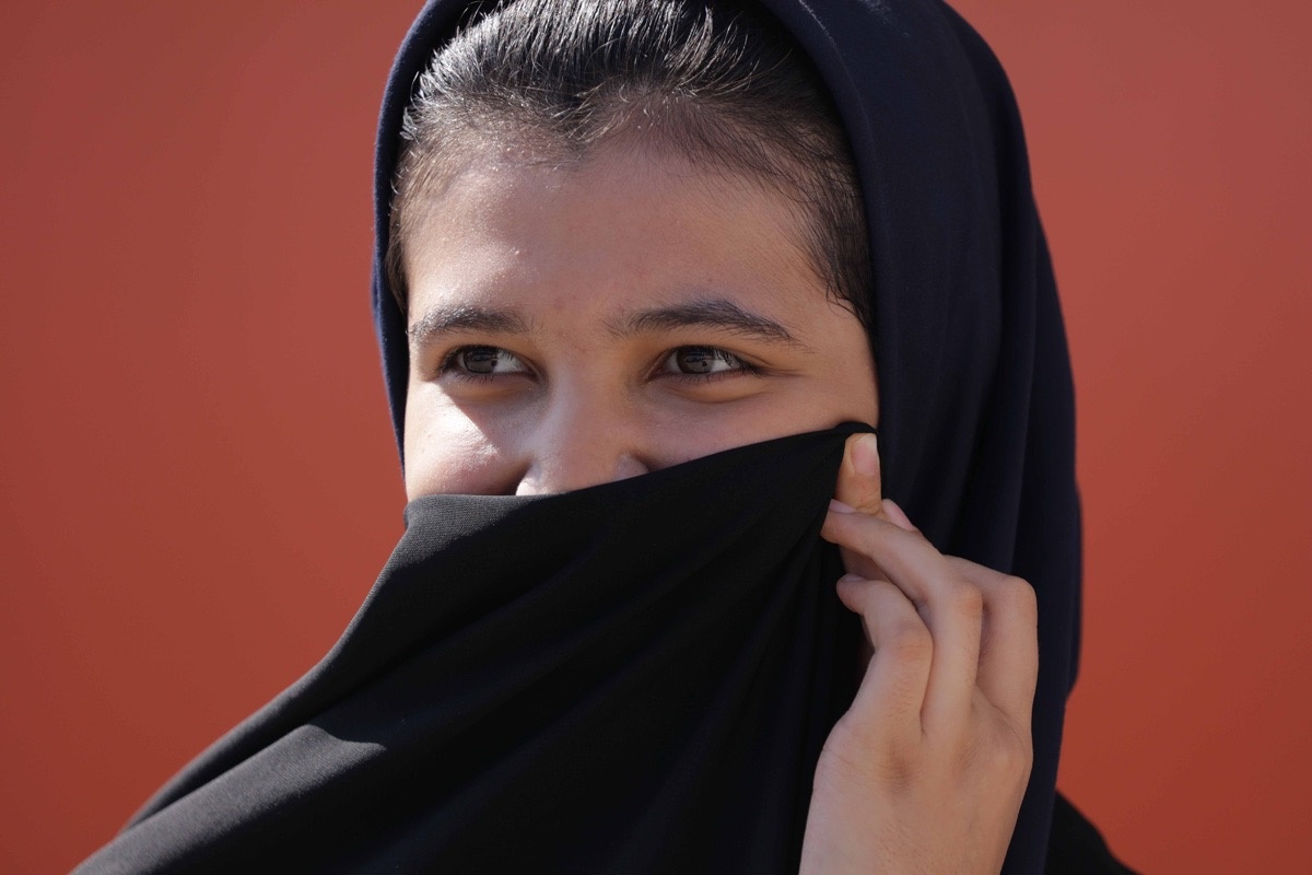 阳光灿烂的伊朗美女.一头巾掩不住彩艳的饰品,黑袍盖不住奔放的心.