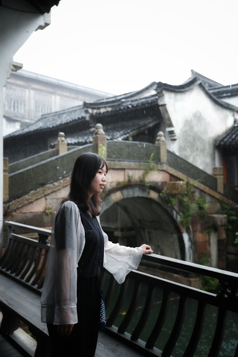 乌镇 雨中人像