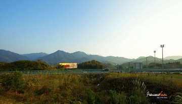 这次旅行没有黄山，但是车停在了 黄山脚下的服务站。小时候来过黄山，已经快20年没再上去了。在服务区远眺一张黄山，留作纪念，我还