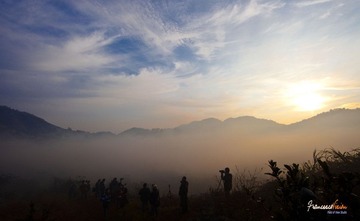 初升的阳光下，拍摄者们的剪影。对于大自然的鬼斧神工，所有人都是如此的热情，如此的执着。