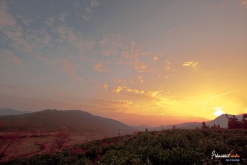 塔川日落后，夕阳映红的大地