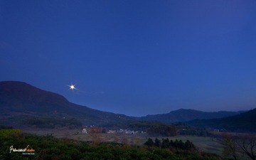 塔川初升的月亮