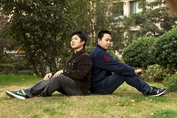 我架起三脚架，让他先摆动作，我选自拍模式，测光，调整光圈，然后飞速跑了过去自己也摆好动作。。。然后就出现了这张背靠KAPPA