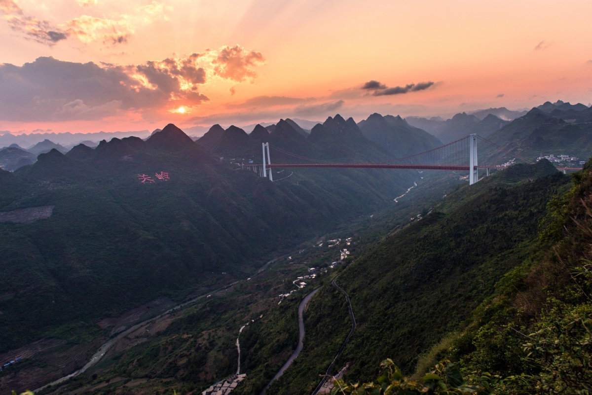 一桥架河谷天堑变通途关岭坝陵河大桥是沪昆高速的第一座特大型桥梁主