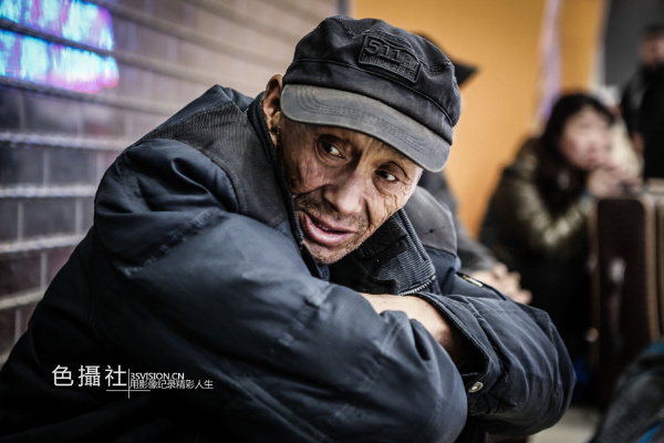 刚从外地打工回来,家在燕京,凌晨和自己的同村在火车站的候车大厅等待