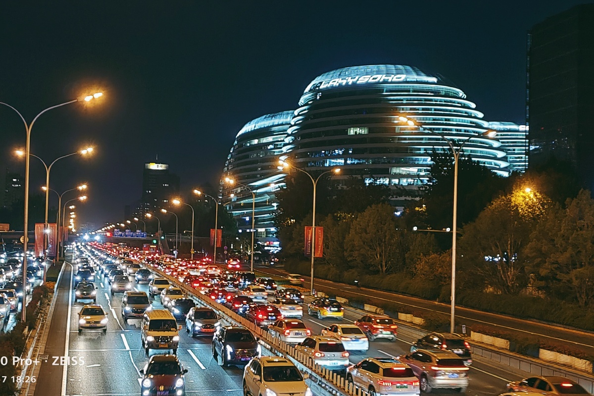 都市傍晚一隅秋日傍晚北京东二环朝阳门桥南端汽车挤满了公路