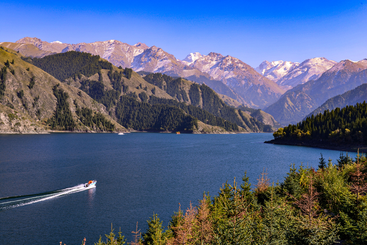 蓝色山水 美丽的新疆天池,是上天镶嵌在这片大山中瑰丽的蓝宝石