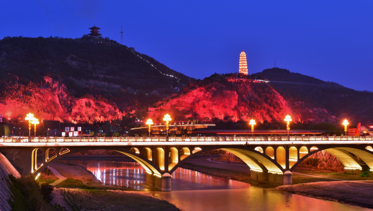 彩光映红宝塔山 - 湘水草原 - 图虫