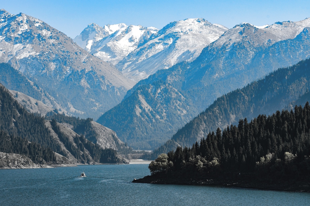 蓝色山水 美丽的新疆天池,是上天镶嵌在这片大山中瑰丽的蓝宝石
