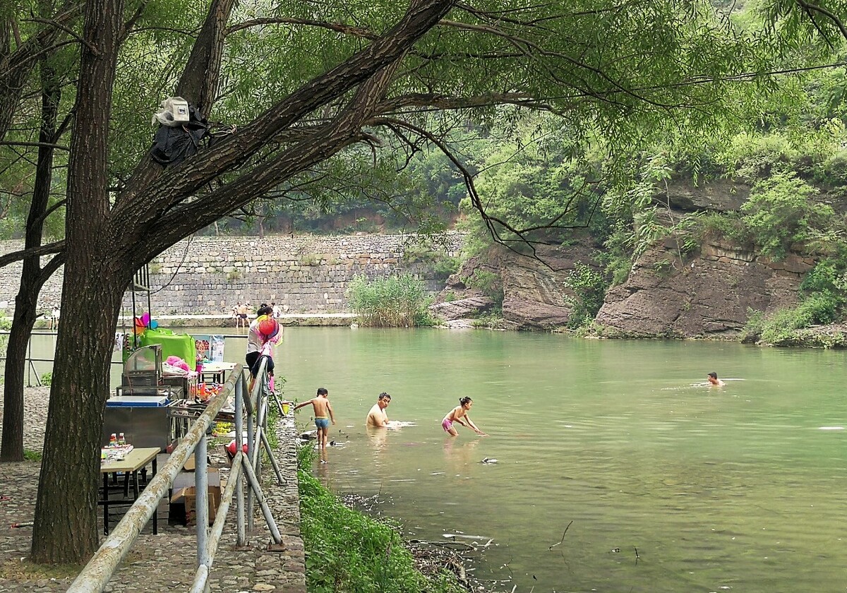 当天温度39度,去山里的小河边消暑,孩子们早已脱了衣服跳入水中嬉戏。