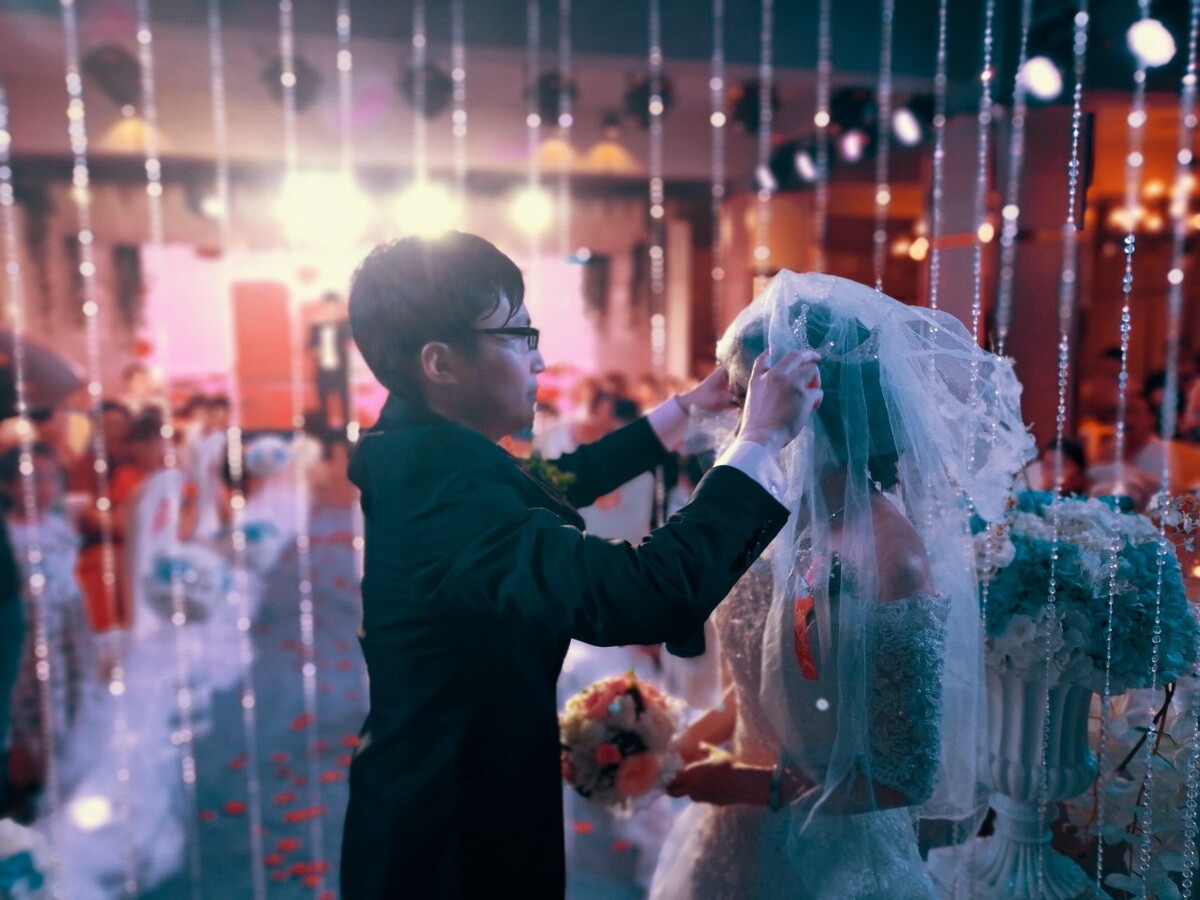 相爱了5年,总算取到了心仪的女孩。婚礼当天新郎缓慢掀开新娘面纱的瞬间,我抓拍到了这张照片。