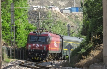 437729